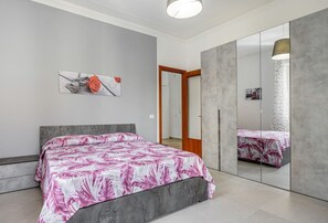 3 quartos, ferros/tábuas de passar roupa, roupa de cama