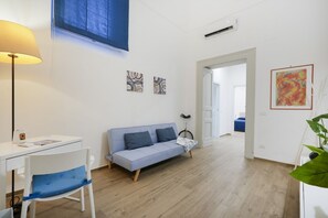 TV - GuestHost - Very central apartment that can accommodate up to 4 people, furnished with taste and attention to detail. Equipped with all modern comforts such as WIFI and A/C, it has two elegant and functional bathrooms, which add an additional level of co (Bari)