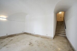 Interior - GuestHost - Very central apartment that can accommodate up to 4 people, furnished with taste and attention to detail. Equipped with all modern comforts such as WIFI and A/C, it has two elegant and functional bathrooms, which add an additional level of co (Bari)