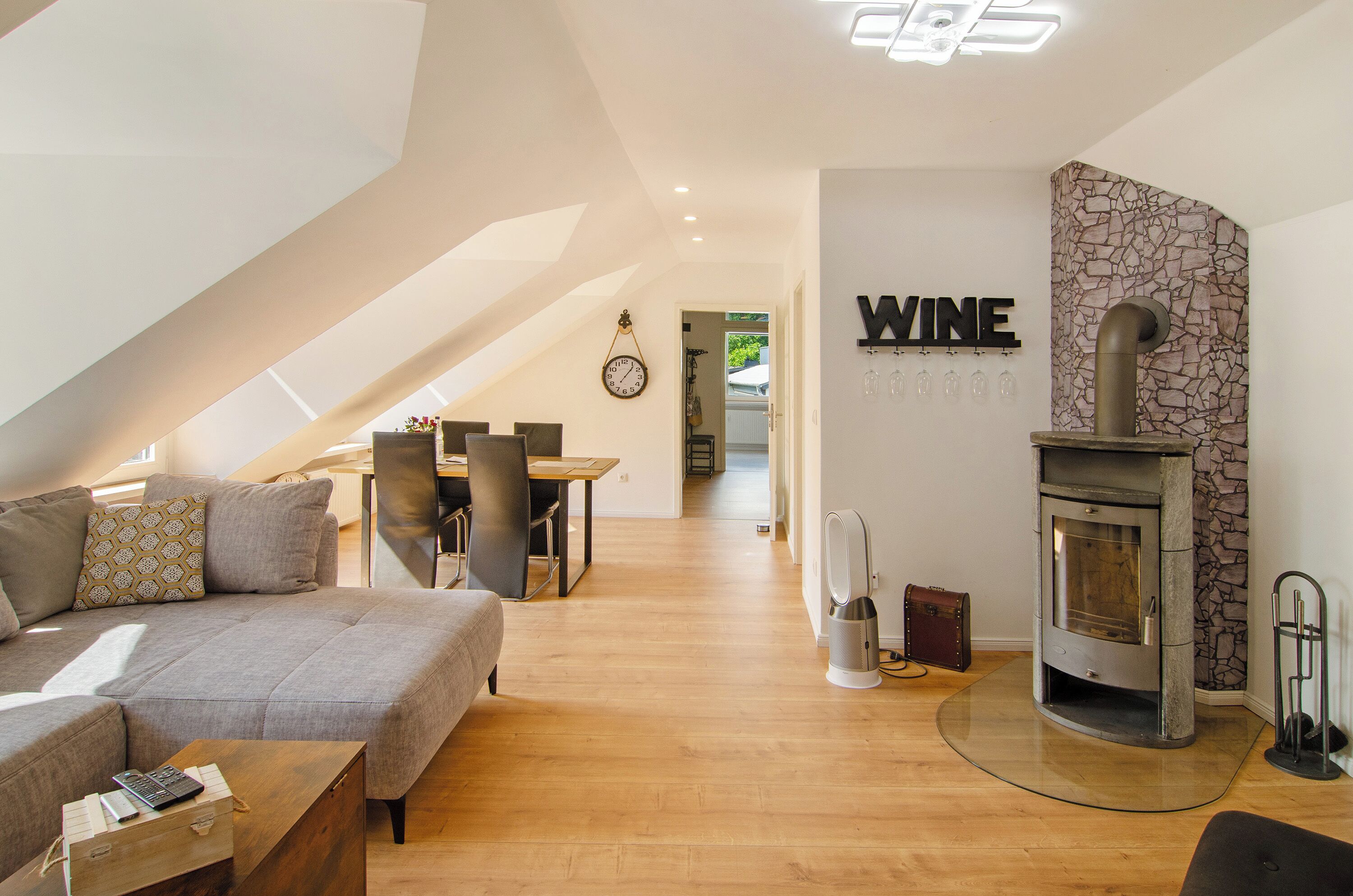 Televisión y chimenea 