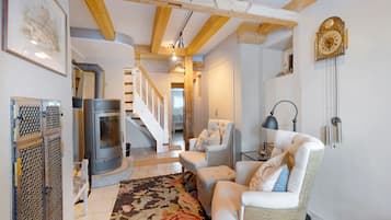 TV, lareira, DVD player, mesa de pingue-pongue