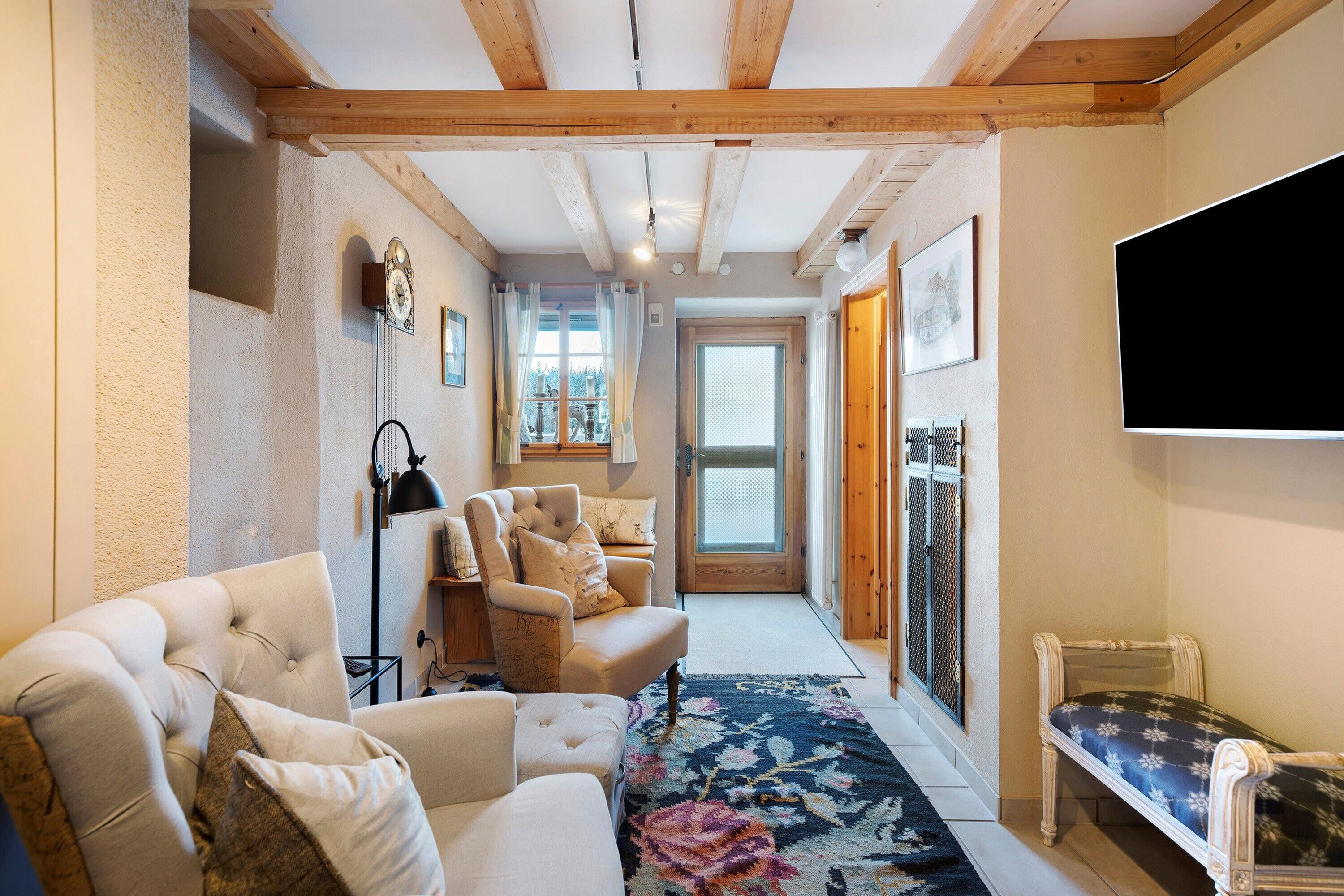 TV, lareira, DVD player, mesa de pingue-pongue