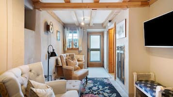 TV, lareira, DVD player, mesa de pingue-pongue