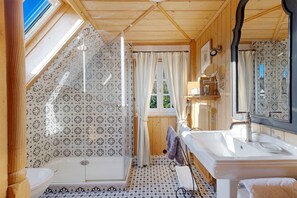 Suihku, hiustenkuivaaja, pyyhkeet