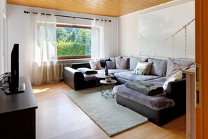 TV - Apartment 'Am Sommerrain' with Mountain View, Private Terrace and Wi-Fi (Elzach)