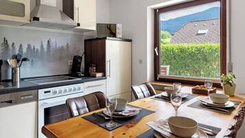 KĂŒhlschrank, Mikrowelle, Ofen, Herdplatte