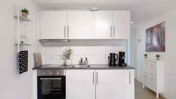 Fridge, oven, stovetop, coffee/tea maker