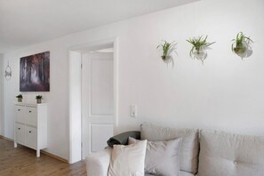 TV, video game console, DVD player, stereo - Apartment 'Alsfelder Wein-Suite' with Wi-Fi (Alsfeld)