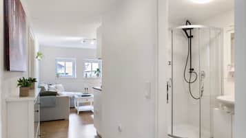 Dusche, kostenlose Toilettenartikel, Haartrockner, Handtücher