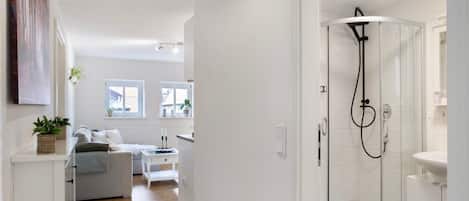 Douche, articles de toilette gratuits, sĂšche-cheveux