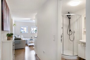 Shower, free toiletries, hair dryer, towels - Apartment 'Alsfelder Wein-Suite' with Wi-Fi (Alsfeld)