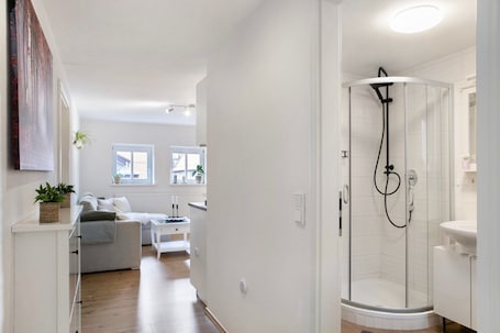 Shower, free toiletries, hair dryer, towels. Apartment 'Alsfelder Wein-Suite' with Wi-Fi