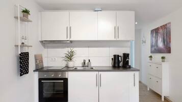 Fridge, oven, stovetop, coffee/tea maker