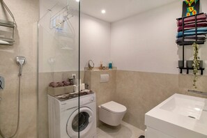 Dusche, Haartrockner, Handtücher