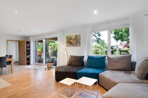 TV, tavolo da ping pong