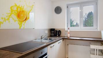 Réfrigérateur, four à micro-ondes, un four, surface de cuisson