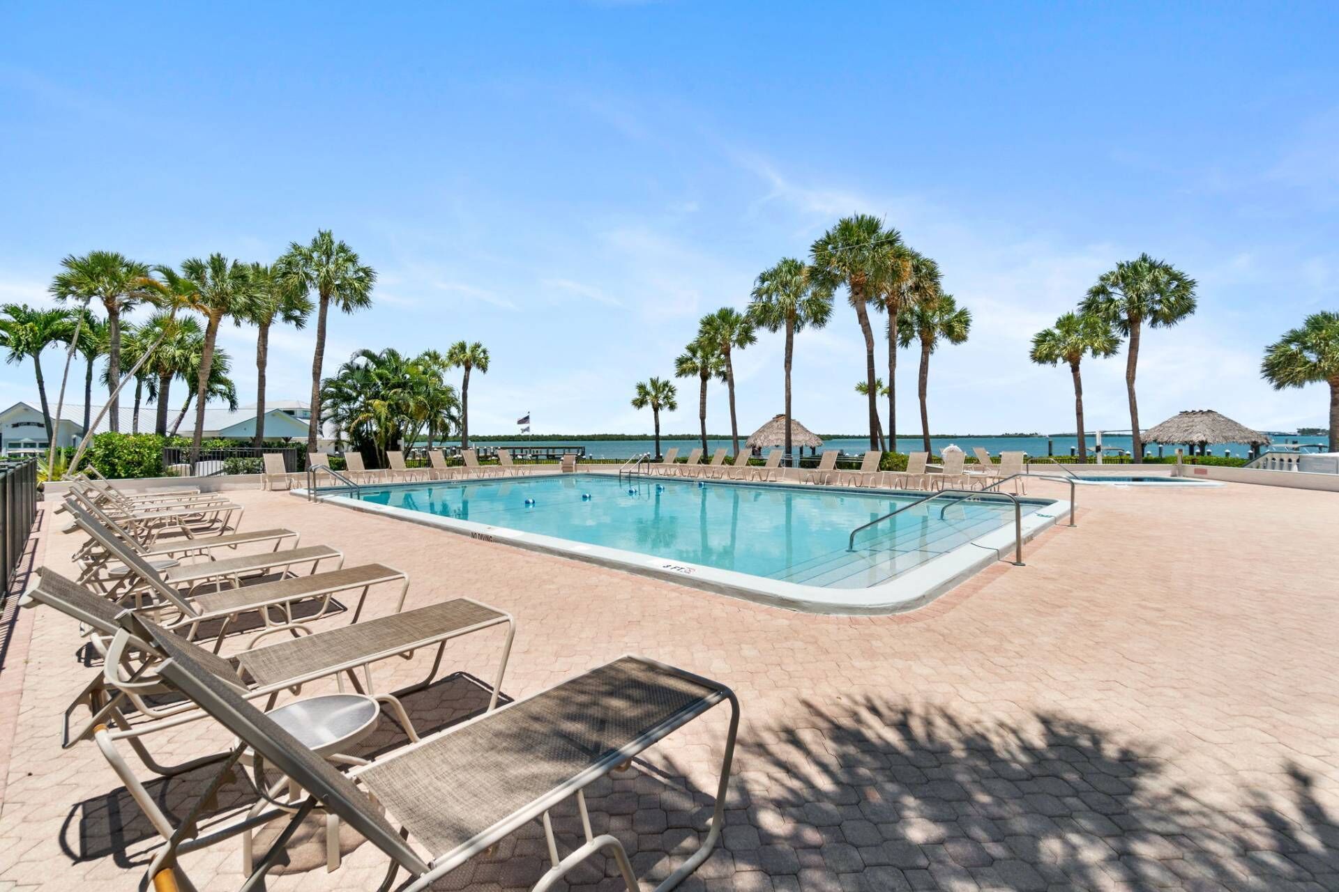 Lämmitetty uima-allas