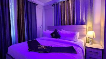 Caja de seguridad en la habitación y escritorio