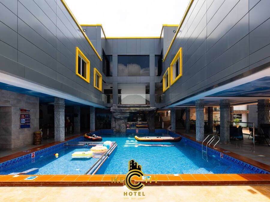 2 piscinas al aire libre
