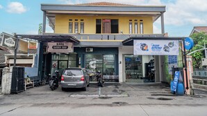 Ein Gebäude mit gelber Fassade und einem Schild für einen Friseursalon.