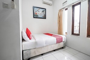 Deluxe Double Room | Bed sheets - OYO 94102 Kuningan Guest House Syariah (Bandung)