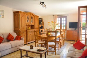 TV, fireplace - Le Malis - Charming half-timbered family house with large garden (Saint-Jouin)