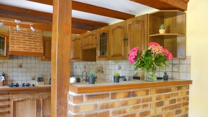 Private kitchen - Le Malis - Charming half-timbered family house with large garden (Saint-Jouin)