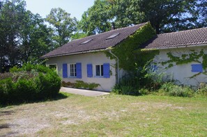 Exterior - Oasis of Calm: Charming and Peaceful Country House with Children's Games (Morlac)