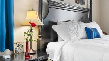 Een bureau, een strijkplank/strijkijzer, gratis wifi, beddengoed