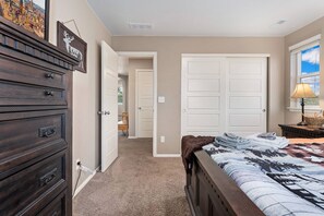 4 bedrooms, iron/ironing board, free WiFi, bed sheets