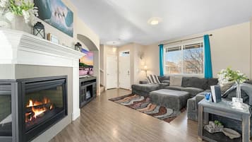 Een televisie en een open haard