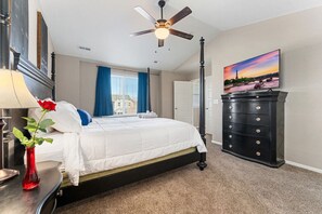 Een bureau, een strijkplank/strijkijzer, gratis wifi, beddengoed