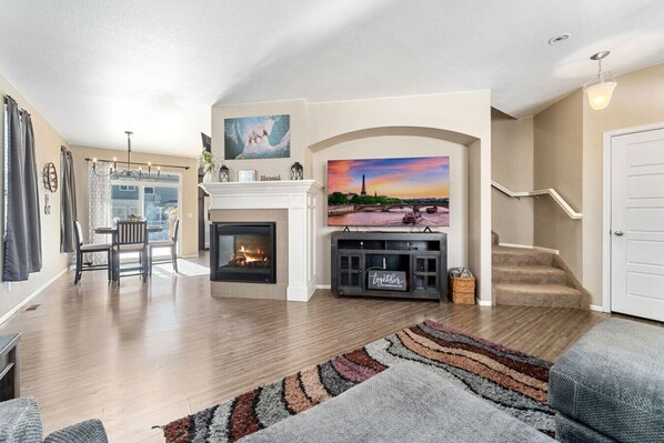 Télévision, cheminée