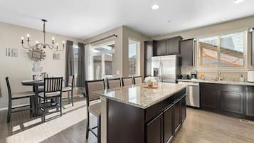 ثلاجة، ميكروويف، غسالة أطباق، ماكينة لصنع القهوة/الشاي