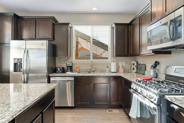 Een koelkast, een microgolfoven, een vaatwasser