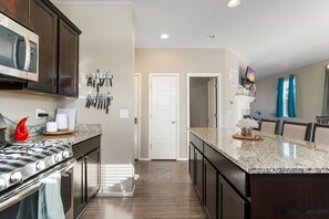 Réfrigérateur, micro-ondes, lave-vaisselle, cafetière/bouilloire