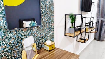 Deluxe-værelse med 2 enkeltsenge - byudsigt | Opholdsområde | 40-tommers LCD-tv med digitale kanaler