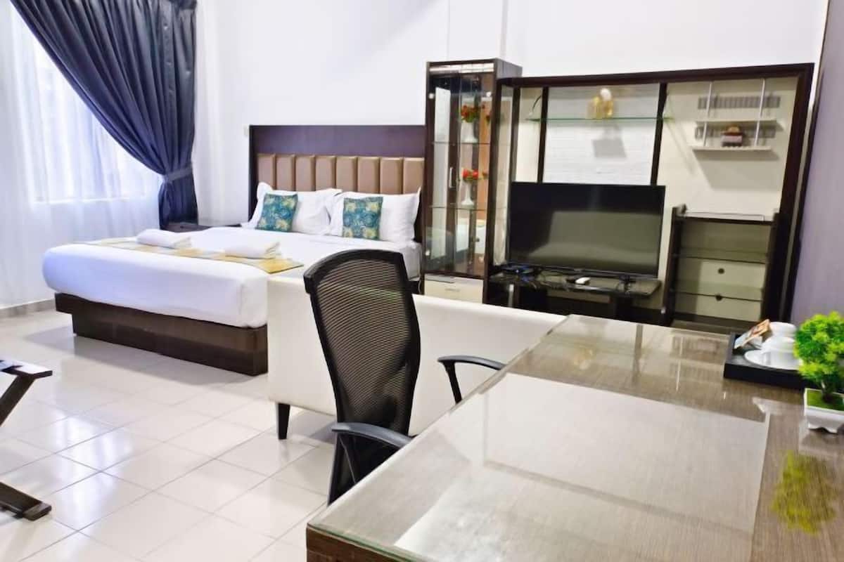 Iron/ironing board, free WiFi, bed sheets