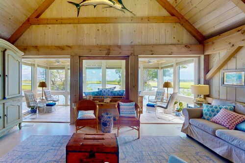 Seaglass - Waterfront, Incredible Views of BHI Creek, 3 Suites, Pool, Kayaks, BHI Club+Golf, Dogs OK