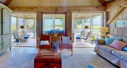 Seaglass - Waterfront, Incredible Views of BHI Creek, 3 Suites, Pool, Kayaks, BHI Club+Golf, Dogs OK