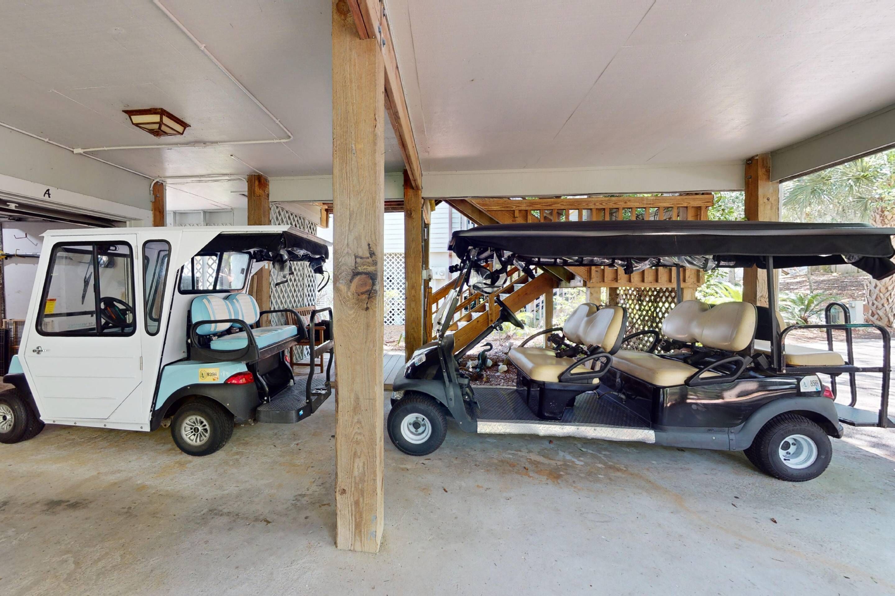 Un'area di parcheggio coperta con un carrello da golf e un'auto di piccole dimensioni.