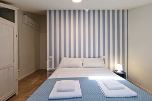 4 bedrooms, iron/ironing board, WiFi, bed sheets