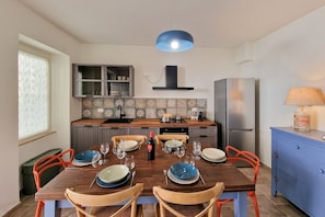 Fridge, oven, stovetop, dishwasher