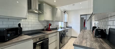 Een koelkast, een magnetron, een oven, een vaatwasser