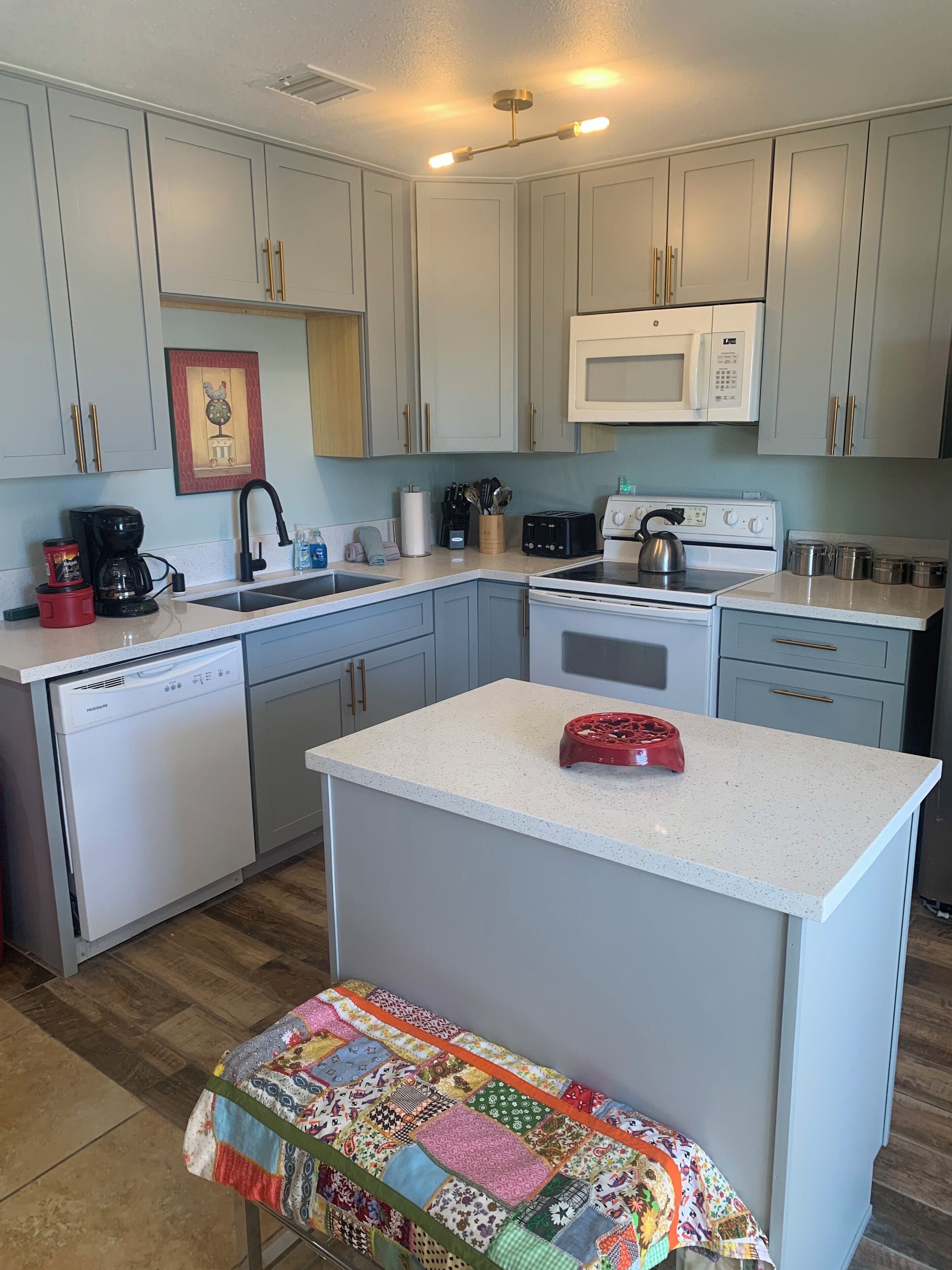 Refrigerador, microondas, horno y parrilla de estufa 