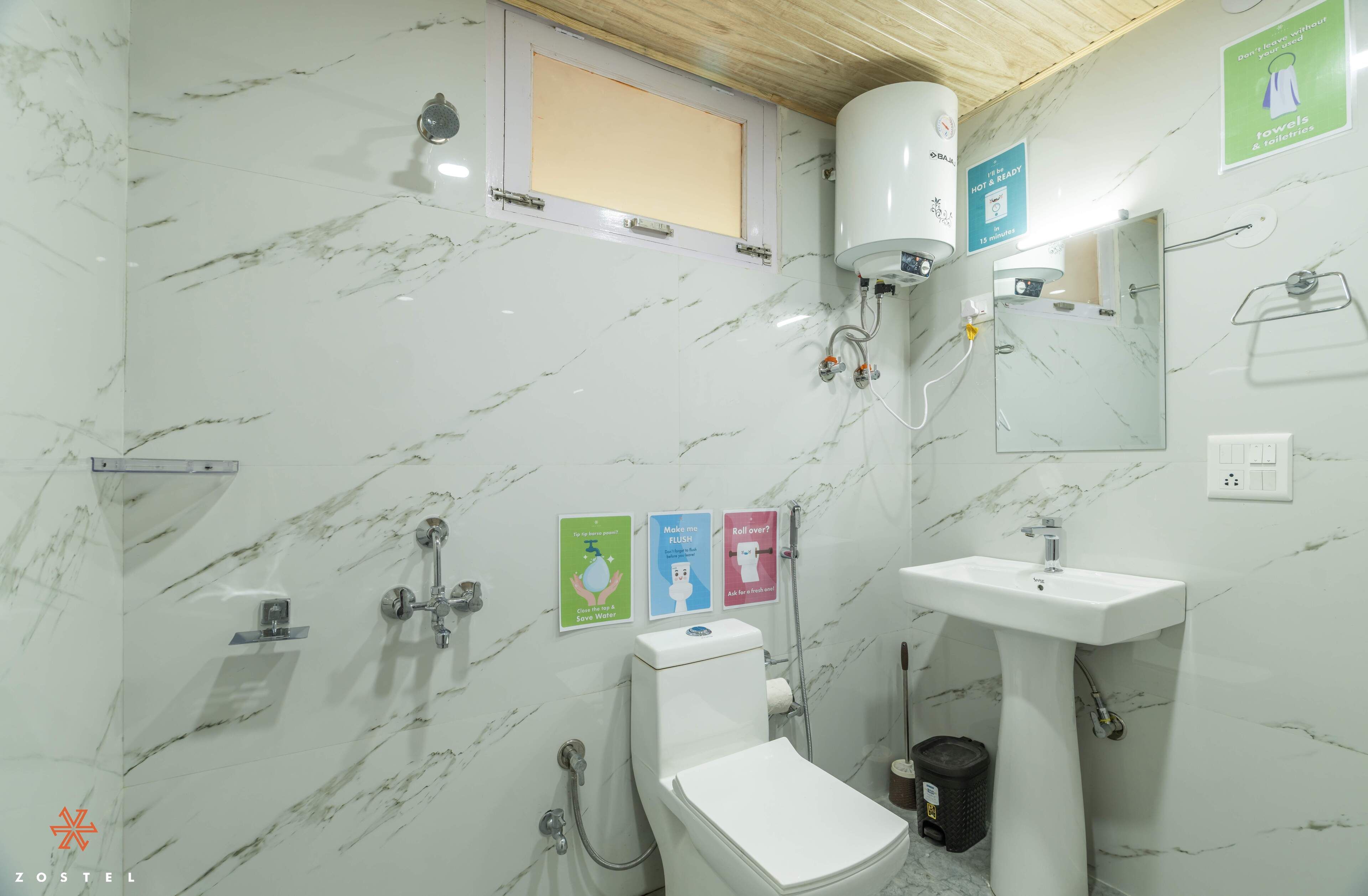 Ein Badezimmer mit Toilette, Waschbecken, Dusche und Handtuchhalter.