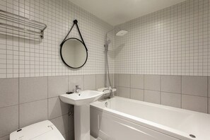 Sèche-cheveux, peignoirs, chaussons, serviettes fournies