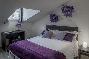 Une chambre à coucher avec un lit, un bureau et une fenêtre.