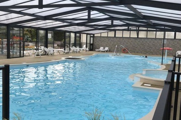 Una piscina techada, una piscina al aire libre