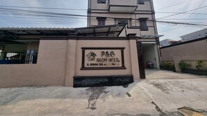 A building with a sign reading "P&G Guest House" and "J.L. Bunga Cempaka No. 8". - Hotel O P&g Guest House (Medan)